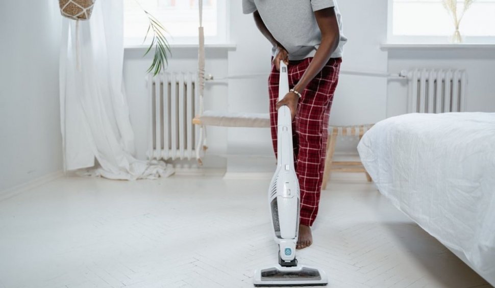 Tu cât timp acorzi curățeniei în apartament? Află cum îți poți ușura treburile casnice, cu ustensilele potrivite