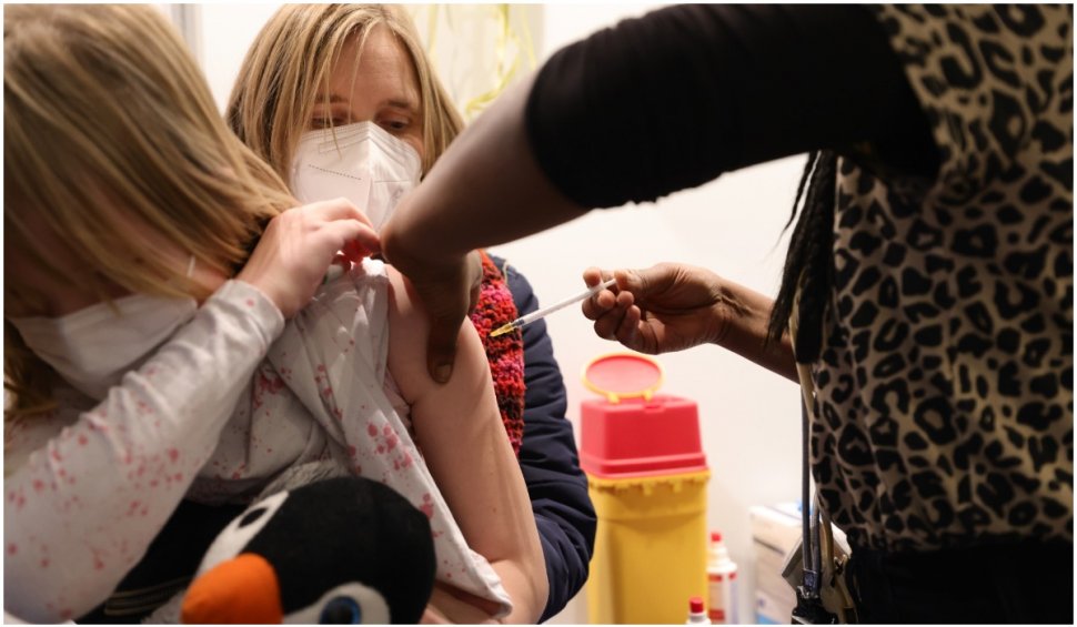 SUA aprobă vaccinarea copiilor de peste 12 ani cu a treia doză