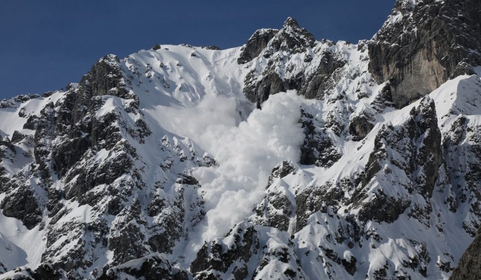 Avertisment al salvamontiştilor: Risc mare de producere a avalanşelor 