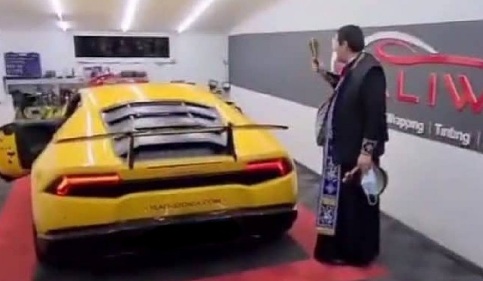 Momentul în care un preot sfinţeşte un Lamborghini, în Iaşi: "Este o rugăciune specială”