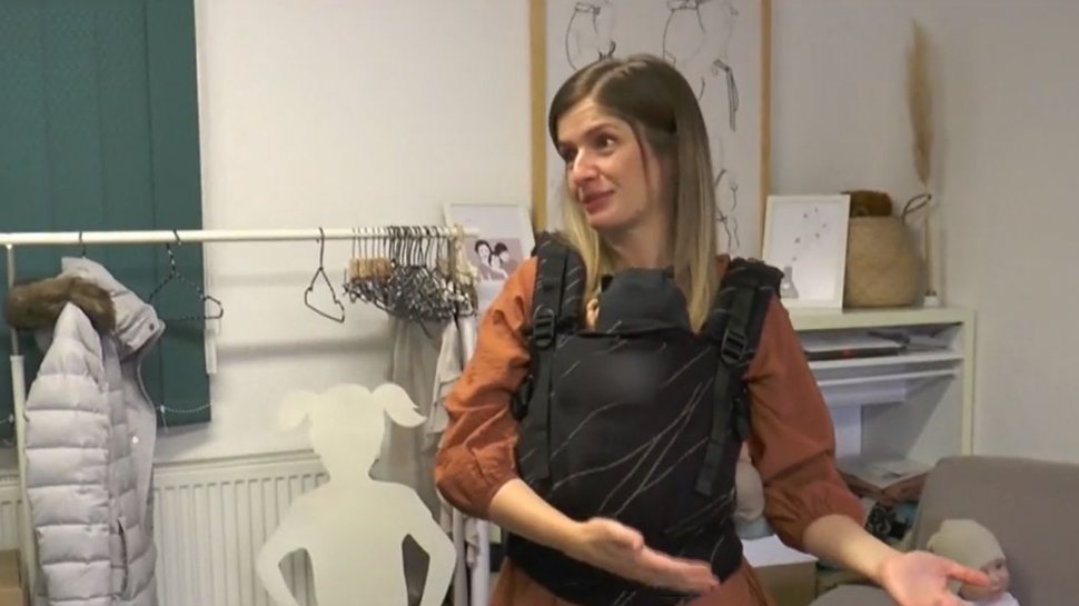 Interviu cu Monica Olariu, mămica din Cluj care a creat marsupiul ajustabil pentru bebeluși. Produsul ei inovator este vândut și apreciat în toată lumea