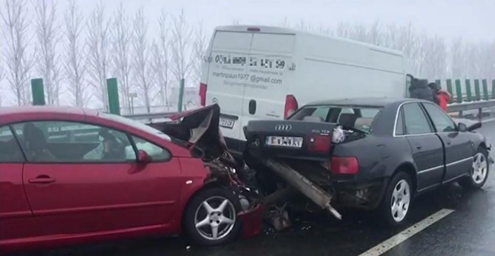 Carambol pe tronsonul de autostradă Deva-Nădlac. 10 maşini s-au ciocnit