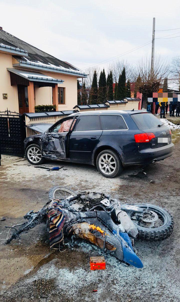 Un motociclist băut, fără permis şi cu o minoră pasageră s-a ciocnit puternic de o maşină, la Suceava 744692