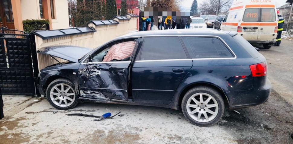 Un motociclist băut, fără permis şi cu o minoră pasageră s-a ciocnit puternic de o maşină, la Suceava 744693