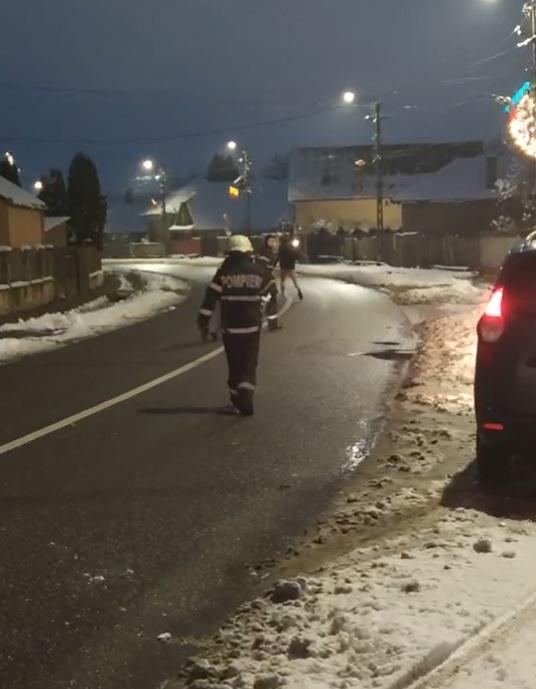 Un bărbat s-a dezbrăcat și a dansat gol în fața pompierilor, după ce a intrat cu mașina într-o casă, în Gilău 744768