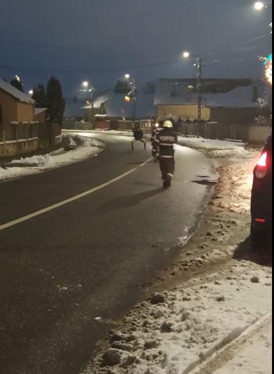 Un bărbat s-a dezbrăcat și a dansat gol în fața pompierilor, după ce a intrat cu mașina într-o casă, în Gilău 744769