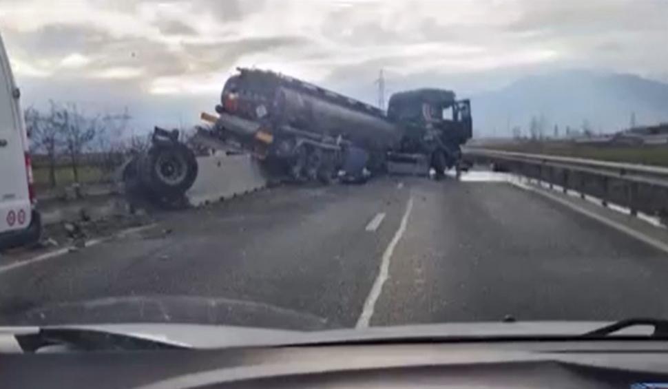 O cisternă s-a rupt în urma unui impact violent şi a blocat centura Brașovului 744787