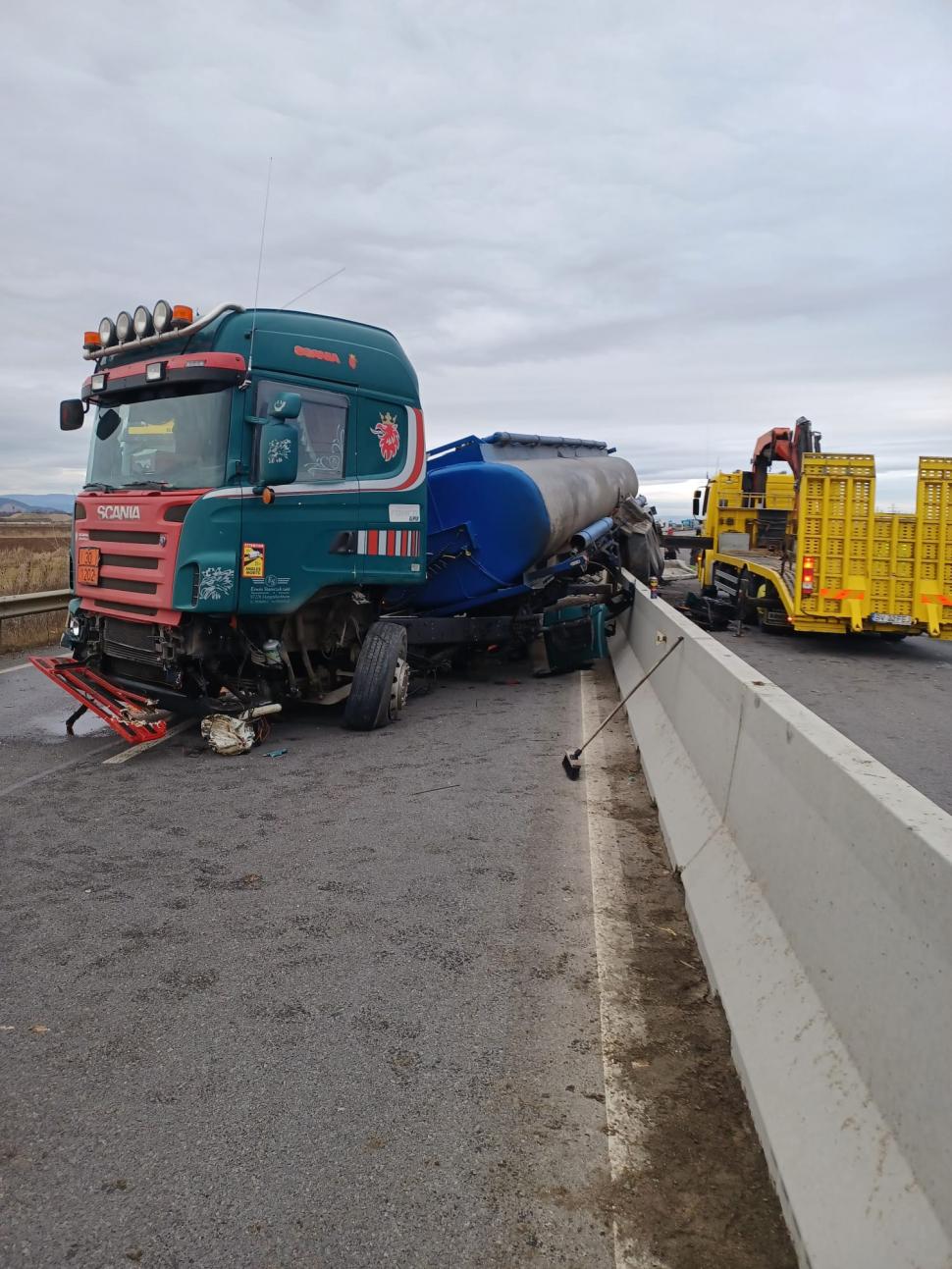 O cisternă s-a rupt în urma unui impact violent şi a blocat centura Brașovului 744789
