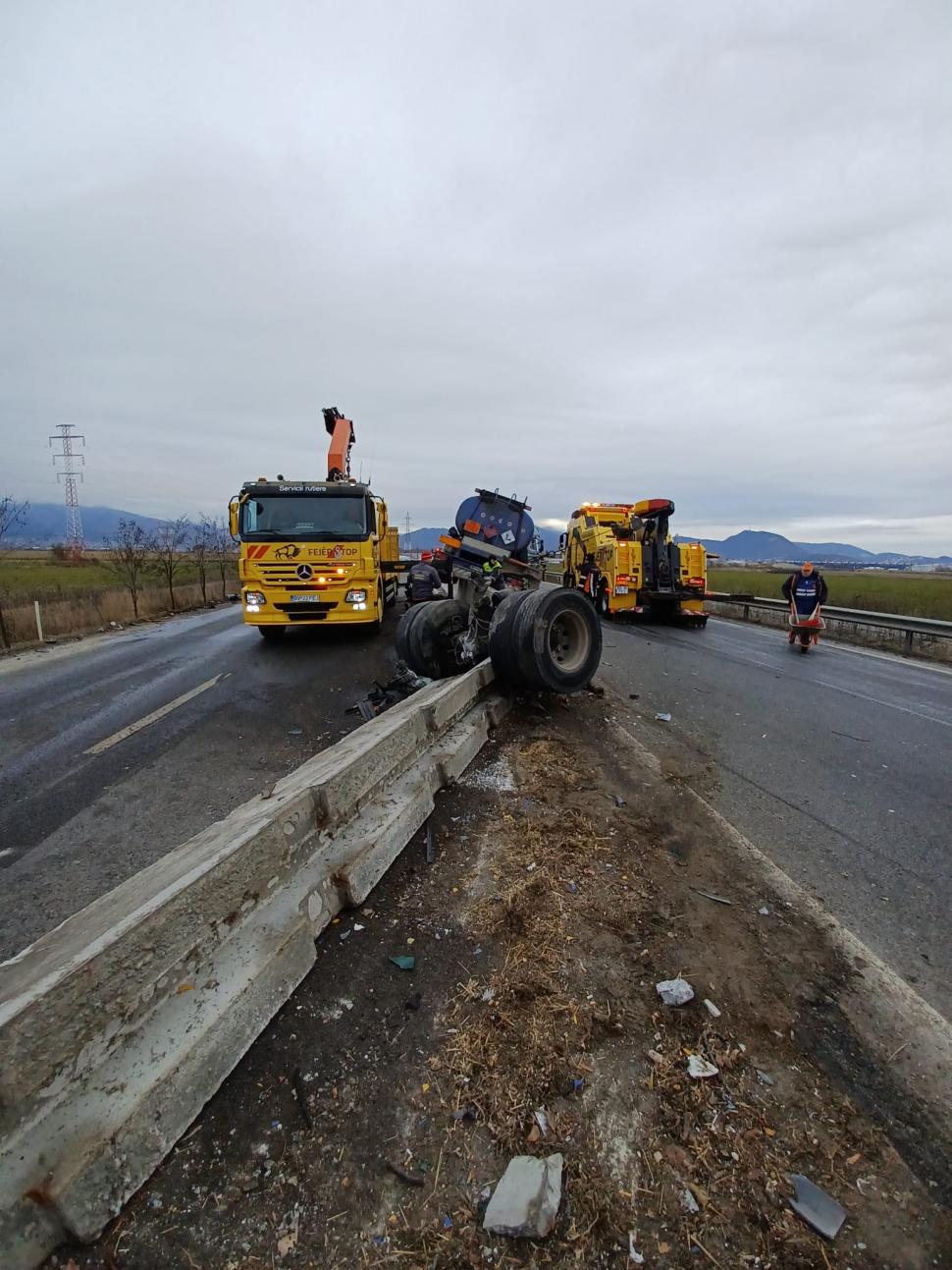 O cisternă s-a rupt în urma unui impact violent şi a blocat centura Brașovului 744793