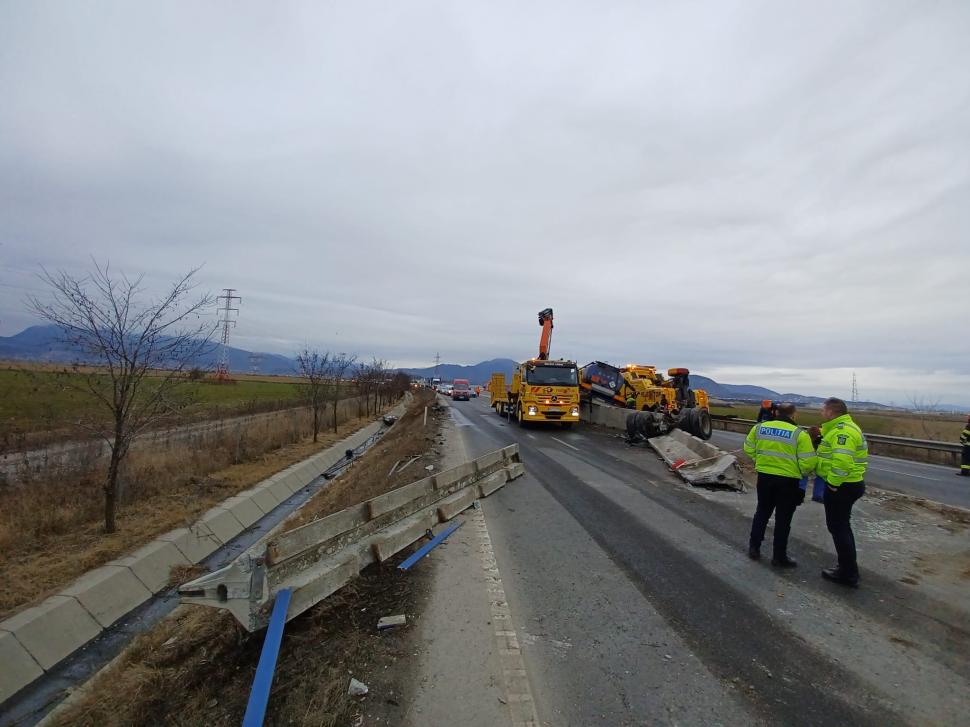 O cisternă s-a rupt în urma unui impact violent şi a blocat centura Brașovului 744795