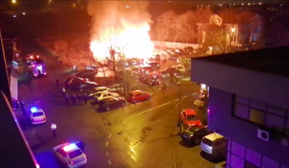 Nouă mașini parcate au ars, după un incendiu devastator în Slatina