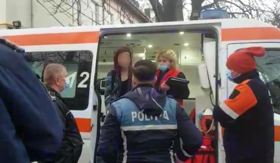 O tânără necunoscută a intrat în clasa unui liceu din Buzău, chiar în timpul orei, şi s-a aşezat în bancă | Profesorii au sunat imediat la 112 744819