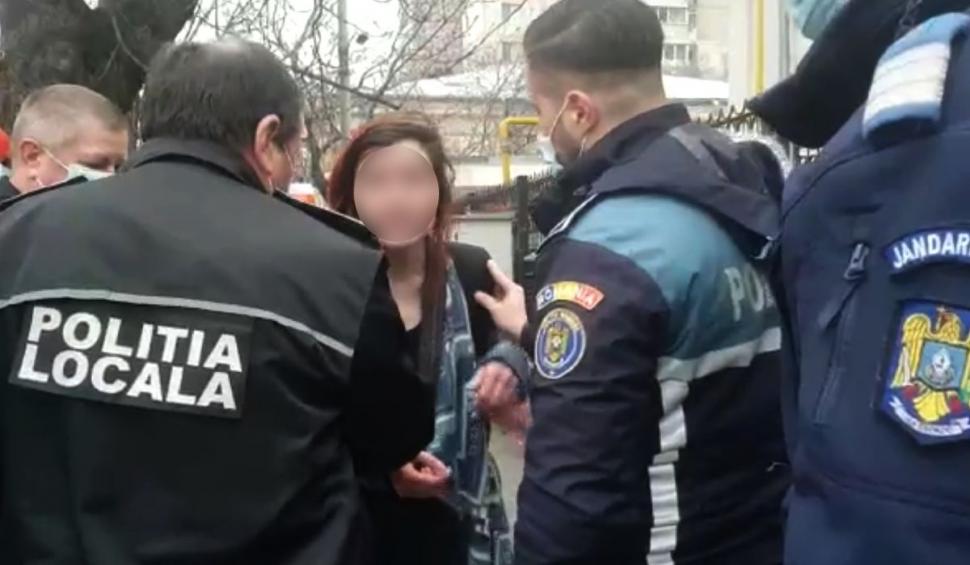 O tânără necunoscută a intrat în clasa unui liceu din Buzău, chiar în timpul orei, şi s-a aşezat în bancă | Profesorii au sunat imediat la 112 744821