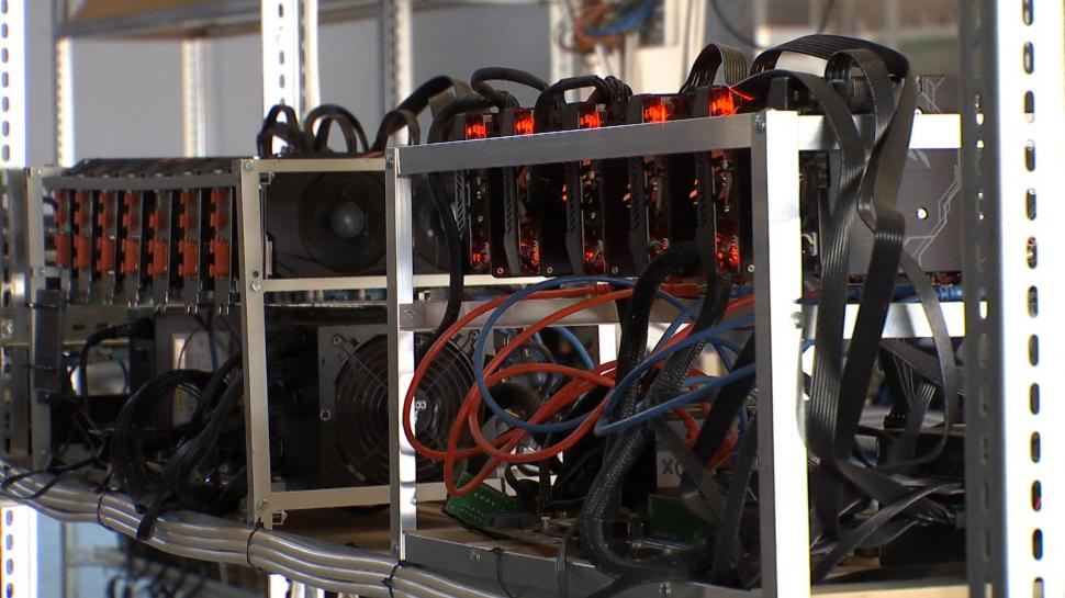 Cum să te îmbogăţeşti din criptomonede. Ce spune un "miner" român care are propria fabrică de Bitcoin 745007
