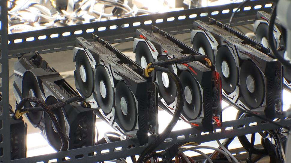 Cum să te îmbogăţeşti din criptomonede. Ce spune un "miner" român care are propria fabrică de Bitcoin 745008