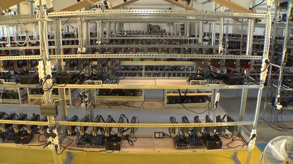 Cum să te îmbogăţeşti din criptomonede. Ce spune un "miner" român care are propria fabrică de Bitcoin 745010