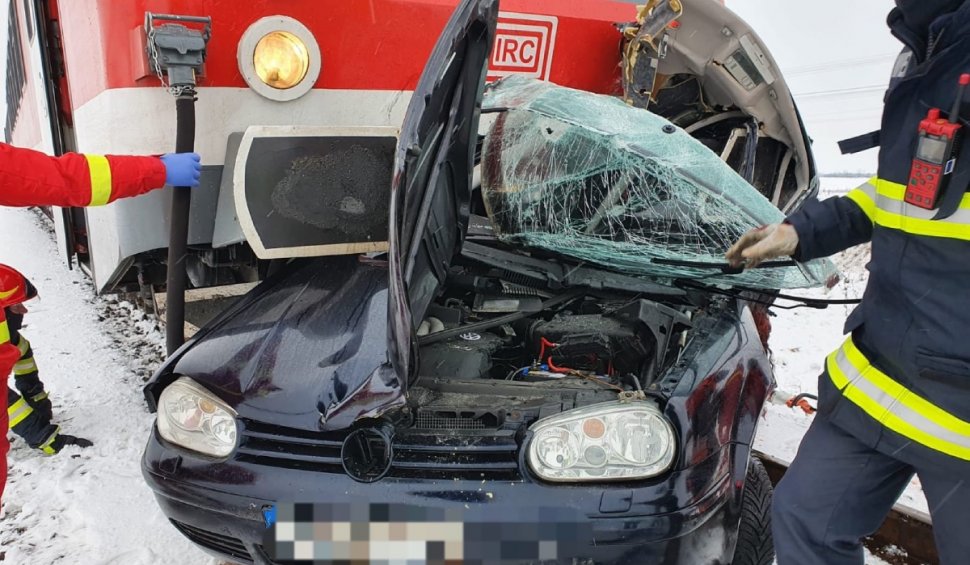 Mașină izbită de tren, la Arad. Tânără de 22 de ani încarcerată
