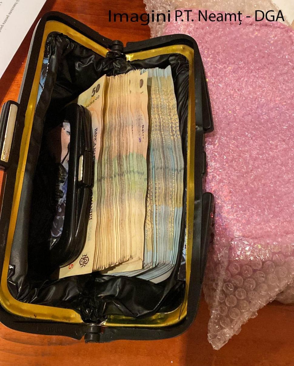 Teancuri de bani găsite de ofiţerii DGA la medici şi asistente din Neamţ şi Iaşi, care vindeau certificate false de vaccinare 745217