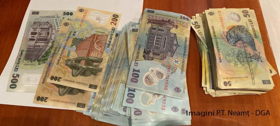 Teancuri de bani găsite de ofiţerii DGA la medici şi asistente din Neamţ şi Iaşi, care vindeau certificate false de vaccinare 745219
