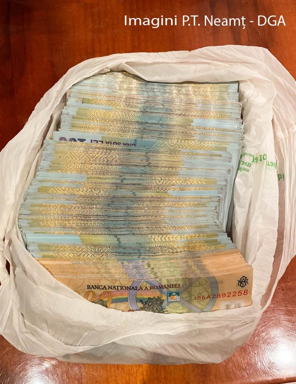 Teancuri de bani găsite de ofiţerii DGA la medici şi asistente din Neamţ şi Iaşi, care vindeau certificate false de vaccinare 745220