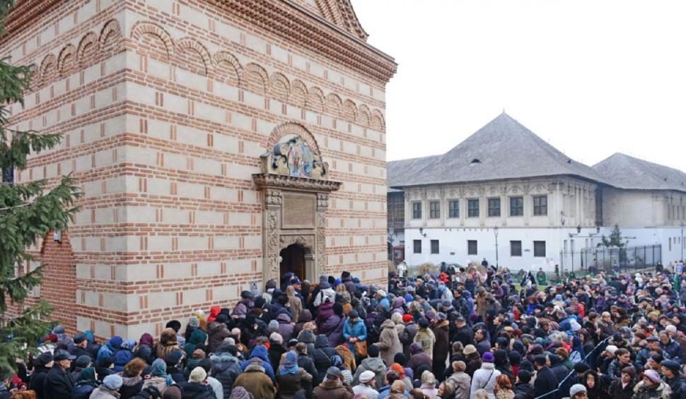 Ritualul celor 9 marți la Biserica Sfântul Anton din Bucureşti. Aici se află o icoană făcătoare de minuni pictată de Arsenie Boca 745144