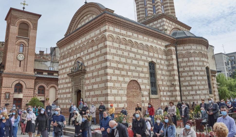 Ritualul celor 9 marți la Biserica Sfântul Anton din Bucureşti. Aici se află o icoană făcătoare de minuni pictată de Arsenie Boca 745150