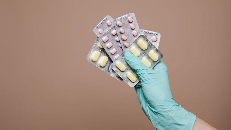 Medicamentele de care trebuie să te ferești dacă ești infectat cu Omicron