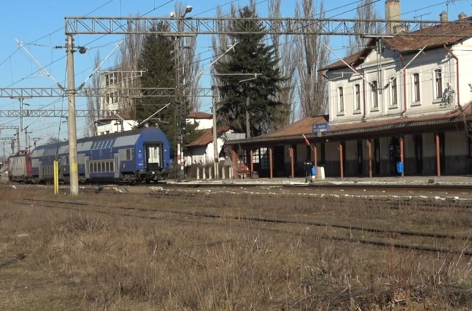 O bătrână scapă în ultima clipă din fața trenului, în Gara Dolhasca 