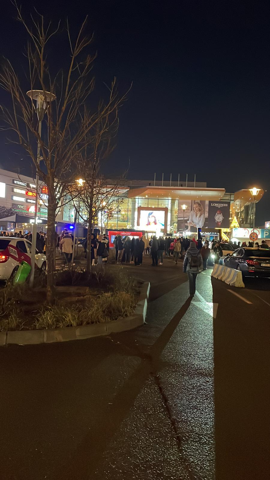 Alertă cu bombă la un mall din București. Toate persoanele au fost evacuate. Primele imagini de la faţa locului 745593