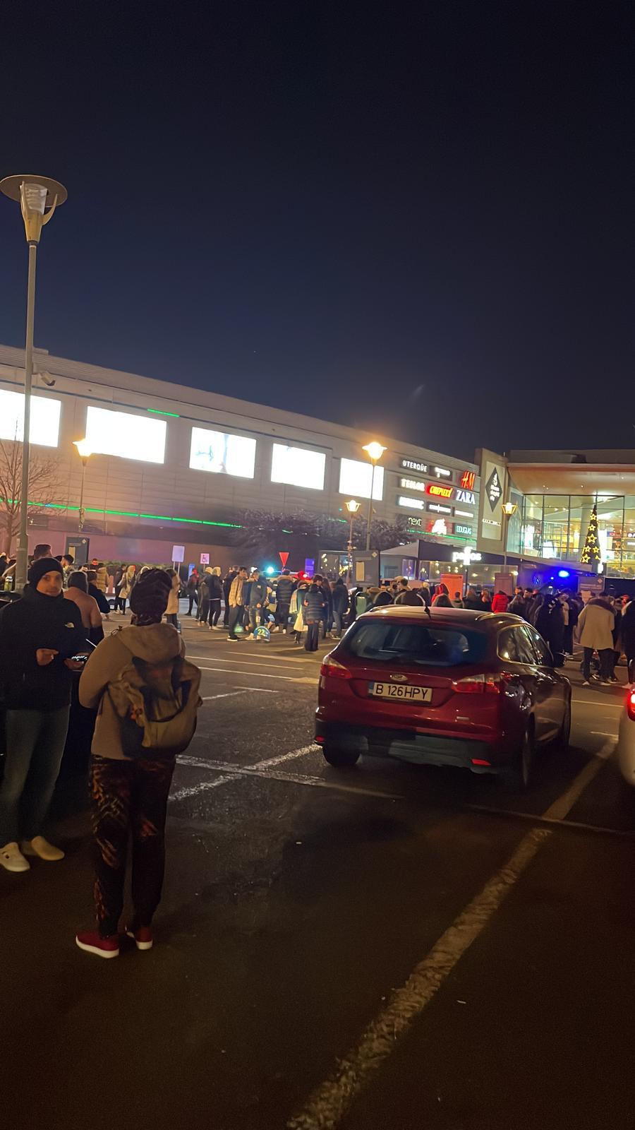 Alertă cu bombă la un mall din București. Toate persoanele au fost evacuate. Primele imagini de la faţa locului 745594