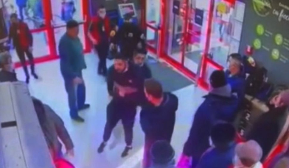 Bătaie filmată într-un magazin din Buzău, după ce un client a fost rugat de un agent de pază să îşi pună masca