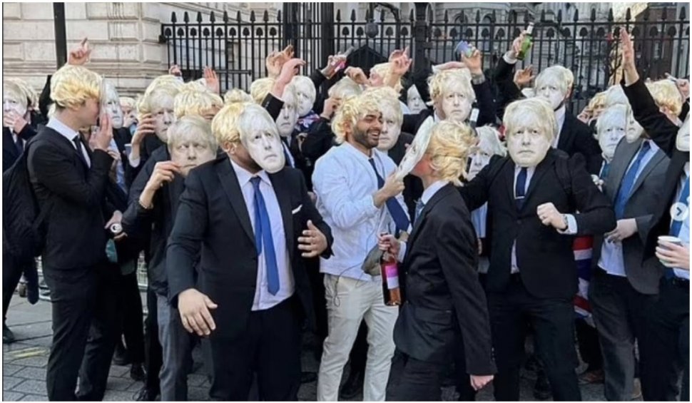 Discotecă la sediul Guvernului britanic. 100 de petrecăreți, deghizați în Boris Johnson, au ironizat autoritățile