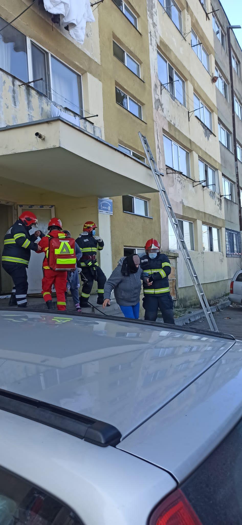 20 de oameni și o pisică, salvaţi de pompieri dintr-un incendiu la un bloc din Alexandria, Teleorman 745561