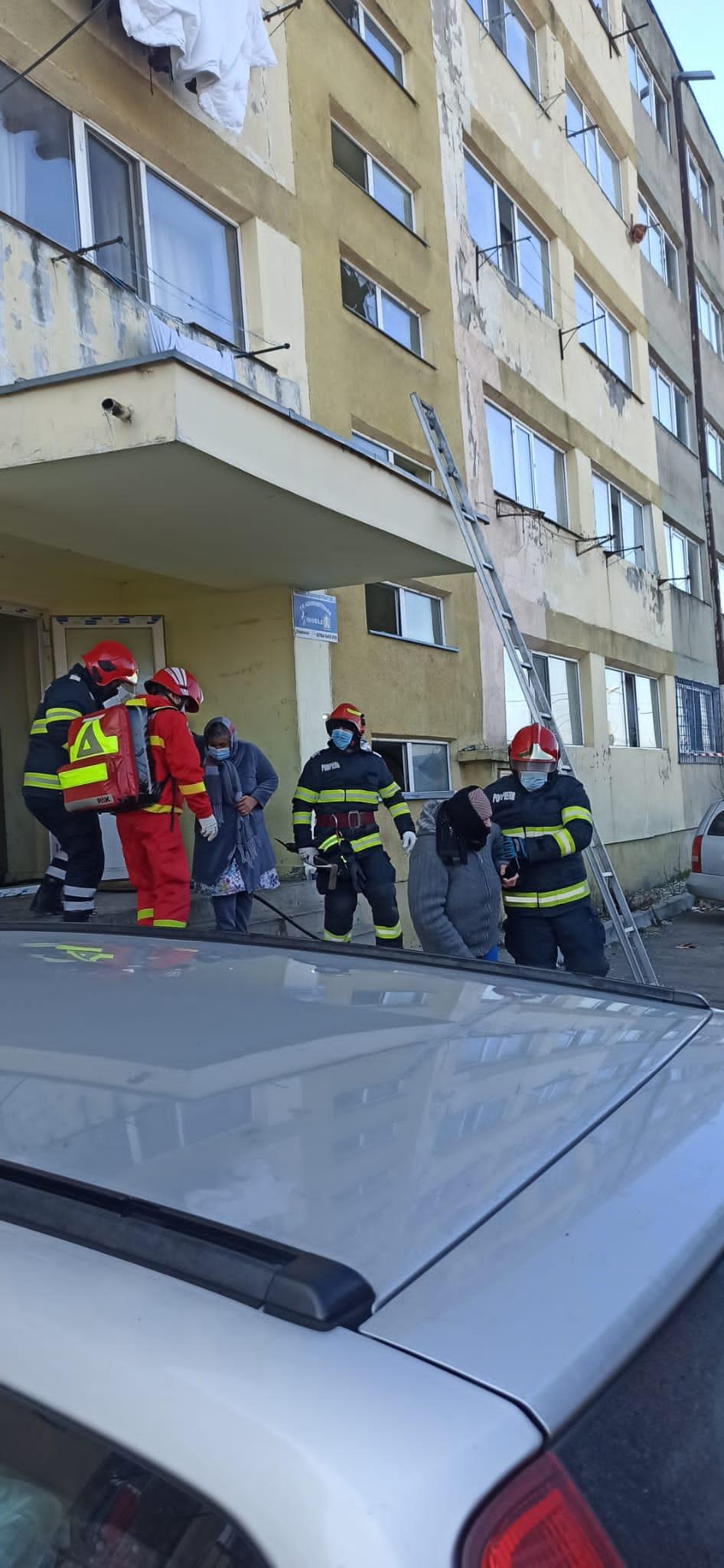20 de oameni și o pisică, salvaţi de pompieri dintr-un incendiu la un bloc din Alexandria, Teleorman 745562