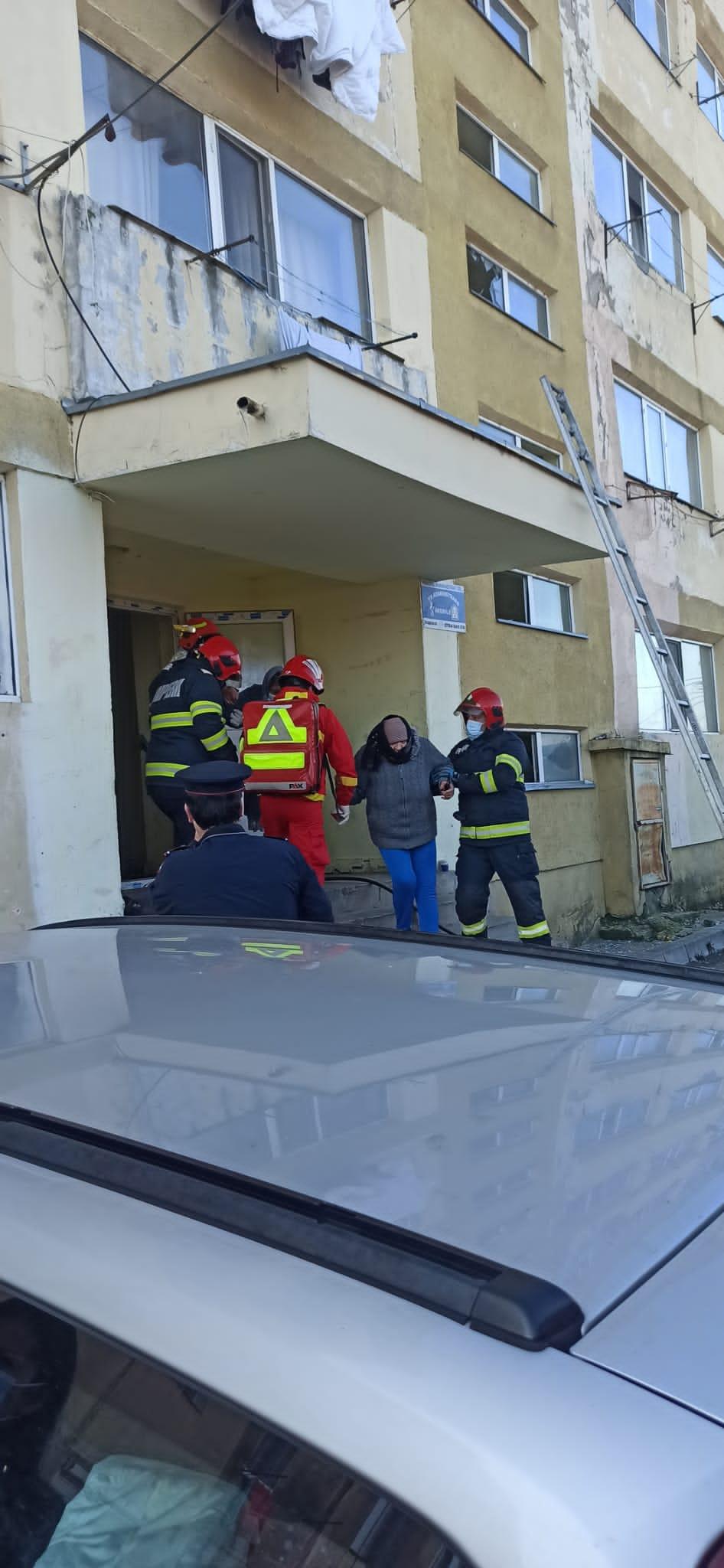 20 de oameni și o pisică, salvaţi de pompieri dintr-un incendiu la un bloc din Alexandria, Teleorman 745563