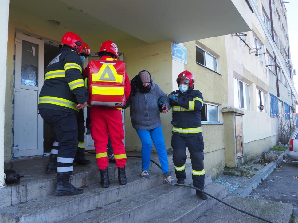 20 de oameni și o pisică, salvaţi de pompieri dintr-un incendiu la un bloc din Alexandria, Teleorman 745564