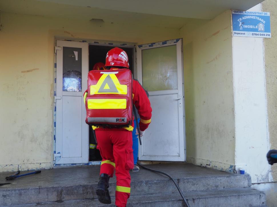20 de oameni și o pisică, salvaţi de pompieri dintr-un incendiu la un bloc din Alexandria, Teleorman 745566