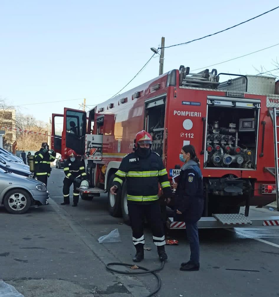 20 de oameni și o pisică, salvaţi de pompieri dintr-un incendiu la un bloc din Alexandria, Teleorman 745567