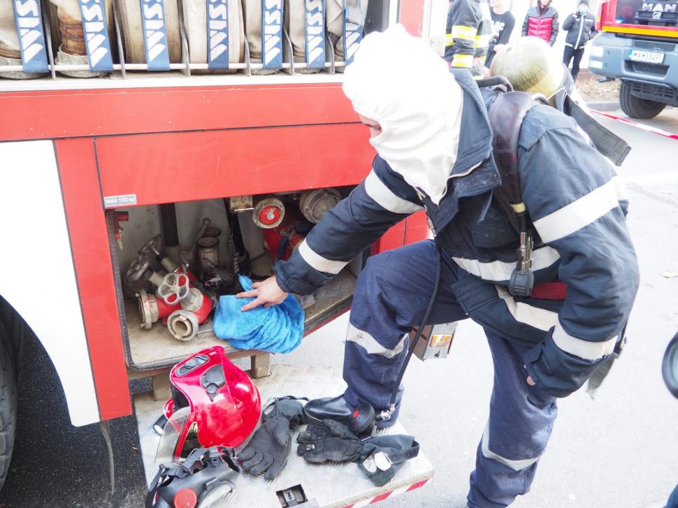 20 de oameni și o pisică, salvaţi de pompieri dintr-un incendiu la un bloc din Alexandria, Teleorman 745568