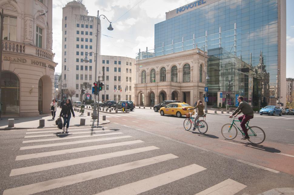 Atenție la pistele de biciclete neomologate. Pe unde pot circula bicicliștii și trotinetiștii fără sancțiuni? Traseele autorizate din Capitală 745474