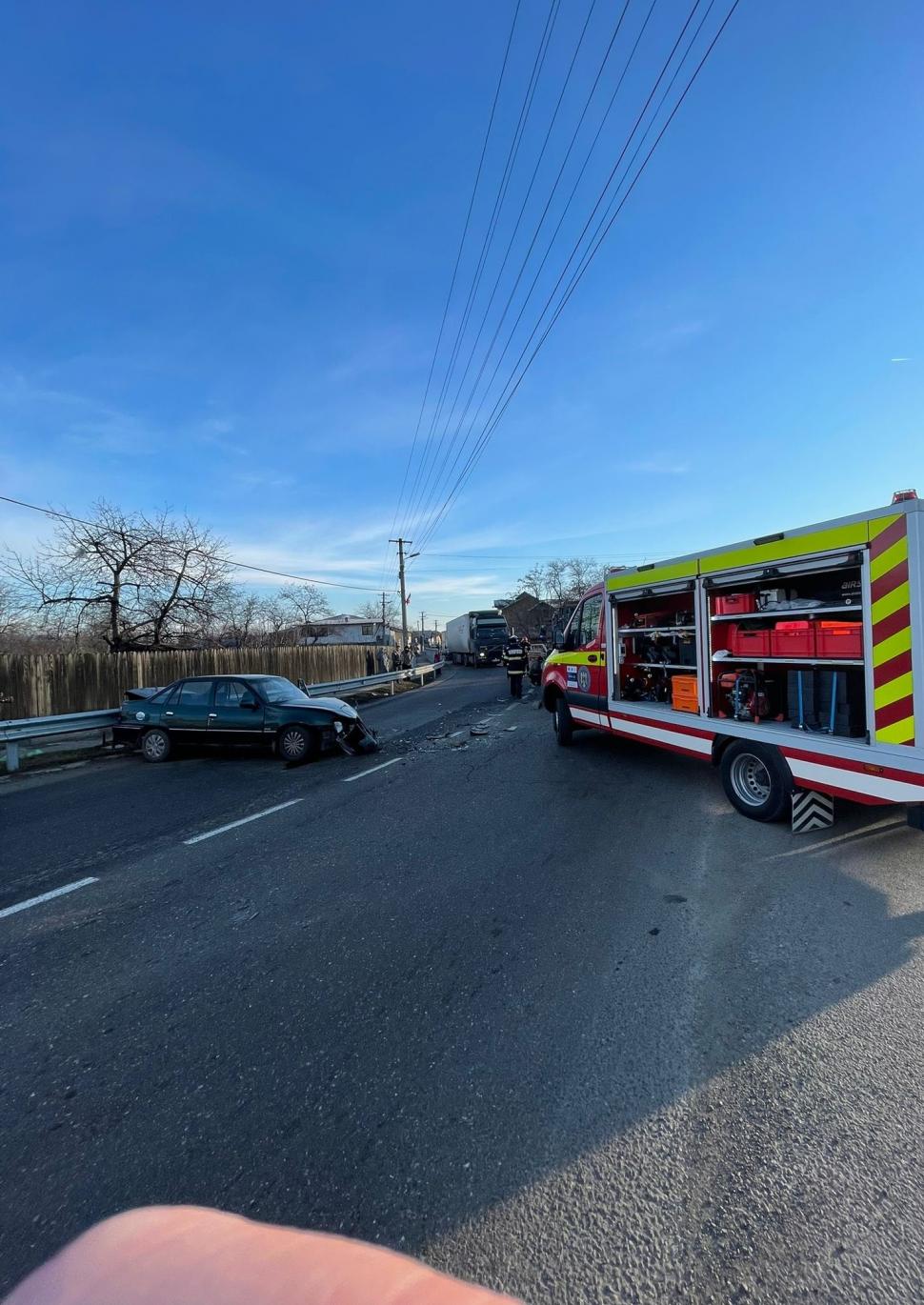 Un camion încărcat cu 200 de butelii s-a izbit de o mașină, în Prahova. Trafic blocat pe ambele sensuri 745461