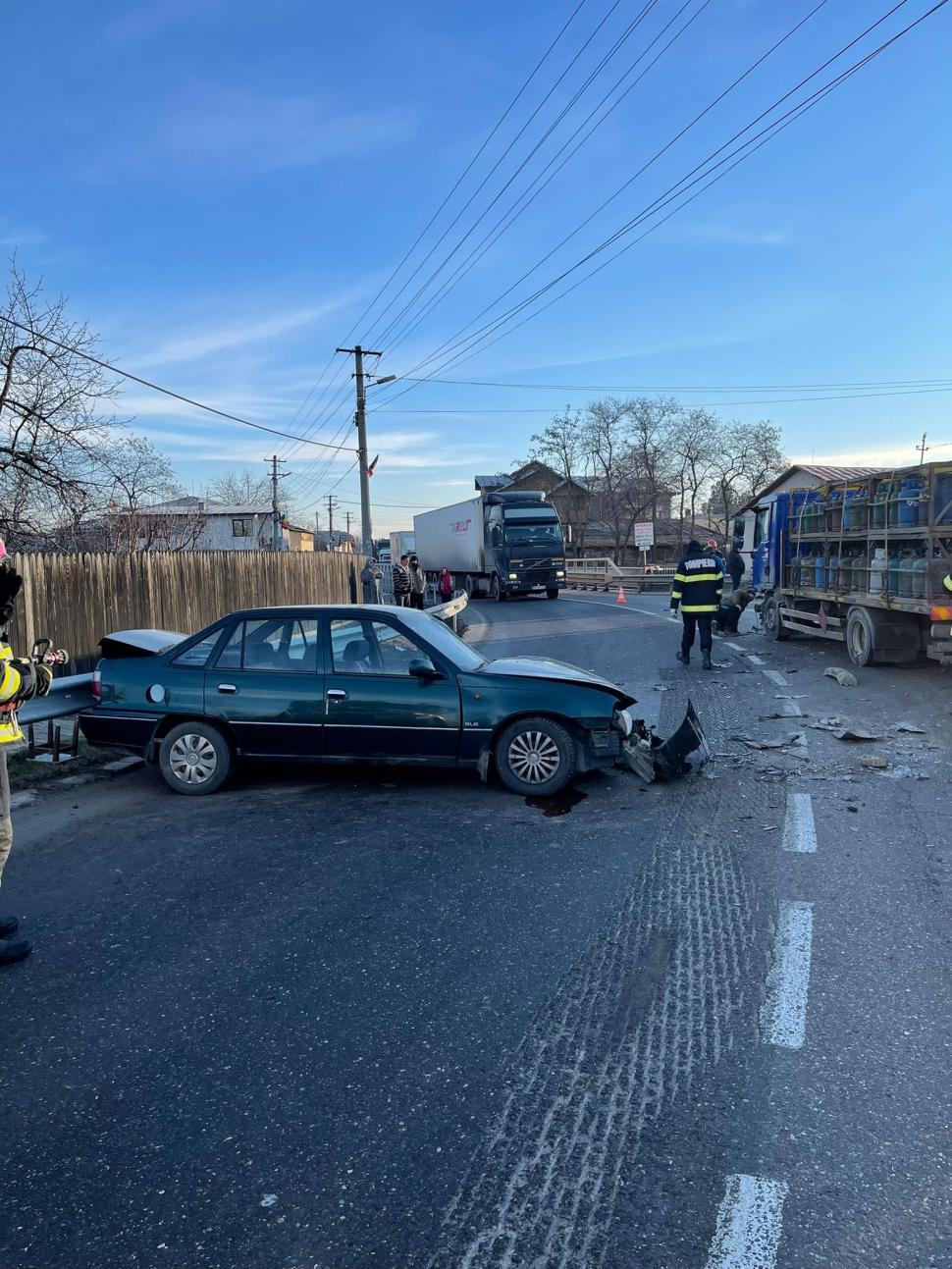Un camion încărcat cu 200 de butelii s-a izbit de o mașină, în Prahova. Trafic blocat pe ambele sensuri 745462