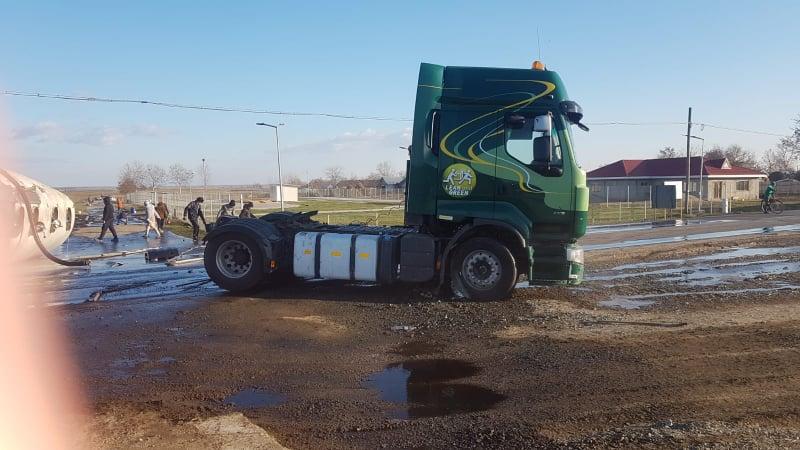 Cisternă încărcată cu motorină, răsturnată pe un drum județean din Brăila 745689