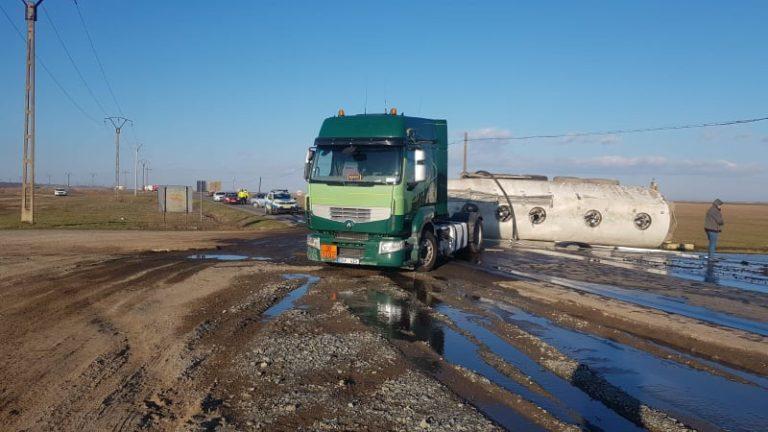 Cisternă încărcată cu motorină, răsturnată pe un drum județean din Brăila 745691