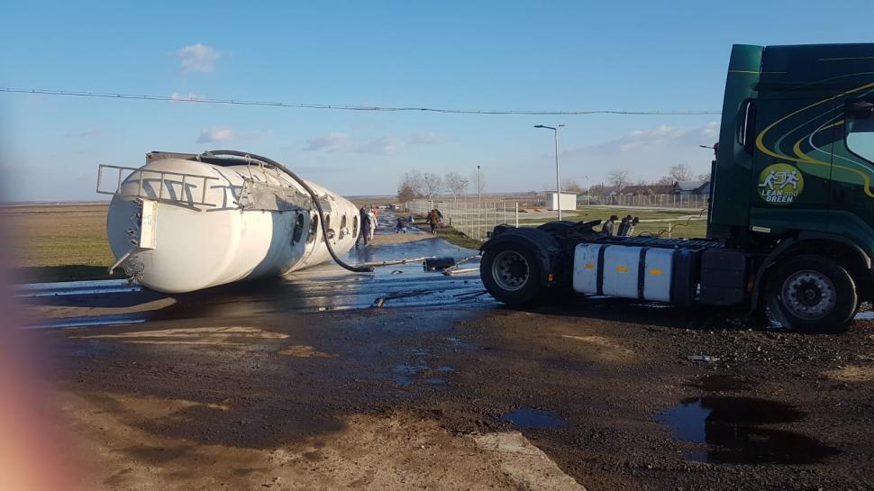 Cisternă încărcată cu motorină, răsturnată pe un drum județean din Brăila 745693