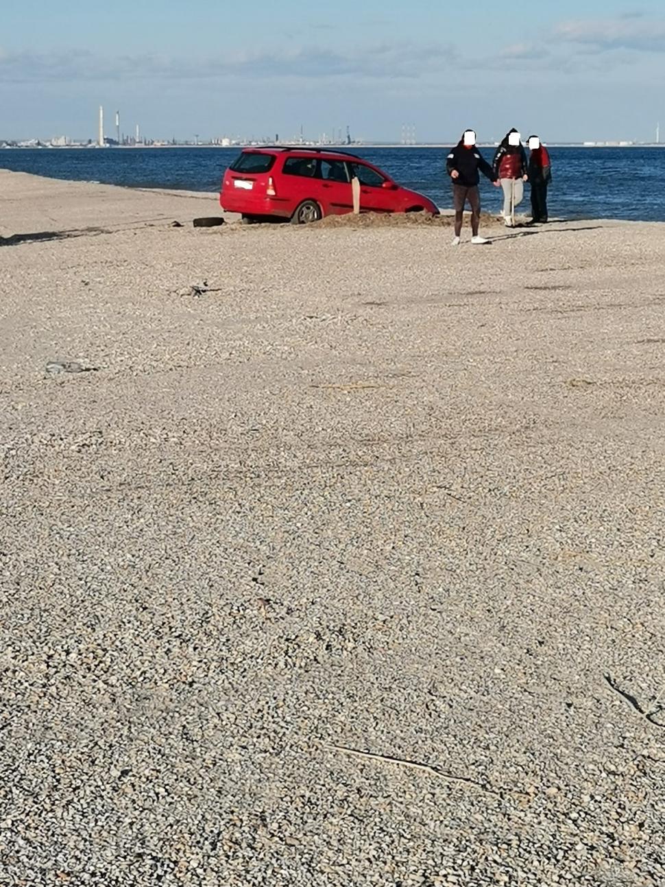 Amendă uriaşă pentru un șofer care a rămas cu mașina blocată pe o plajă din Constanța. "A vrut să simtă nisipul sub roți" 745762