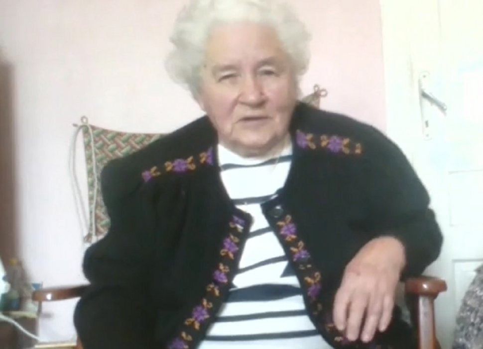 Bunica Elena, din Câmpulung Moldovenesc, stă în frig de zile bune | #josfăcătura