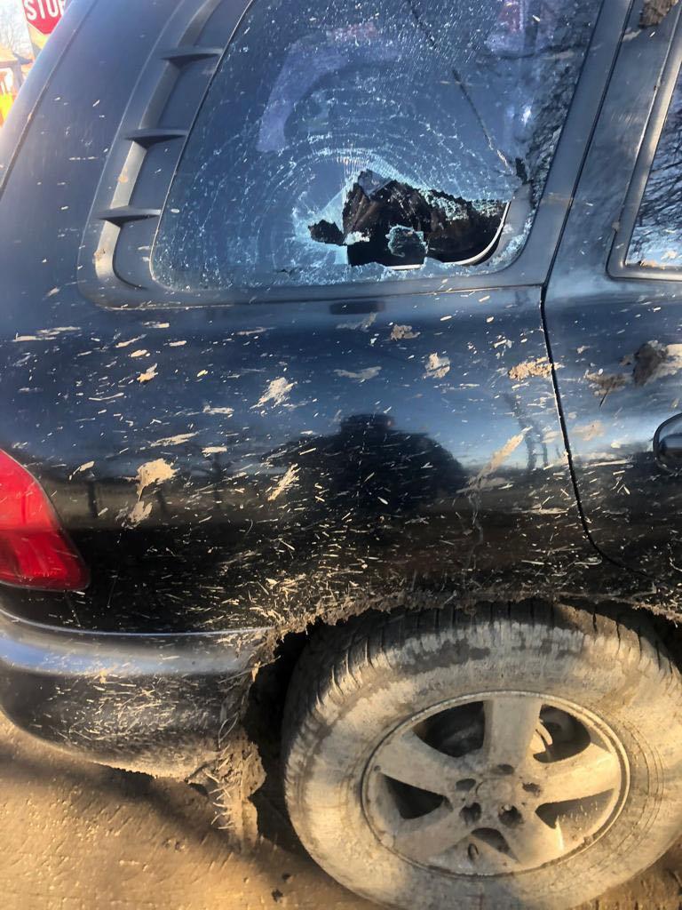 Atac cu topoare pe moşia milionarului Gigi Neţoiu. O maşină de lux a fost distrusă 745766