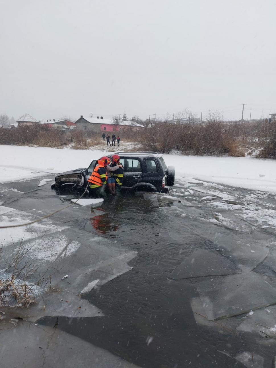 Mamă și fiica de trei ani, salvate din apa înghețată, după ce mașina în care se aflau a derapat în râul Mureș 745923