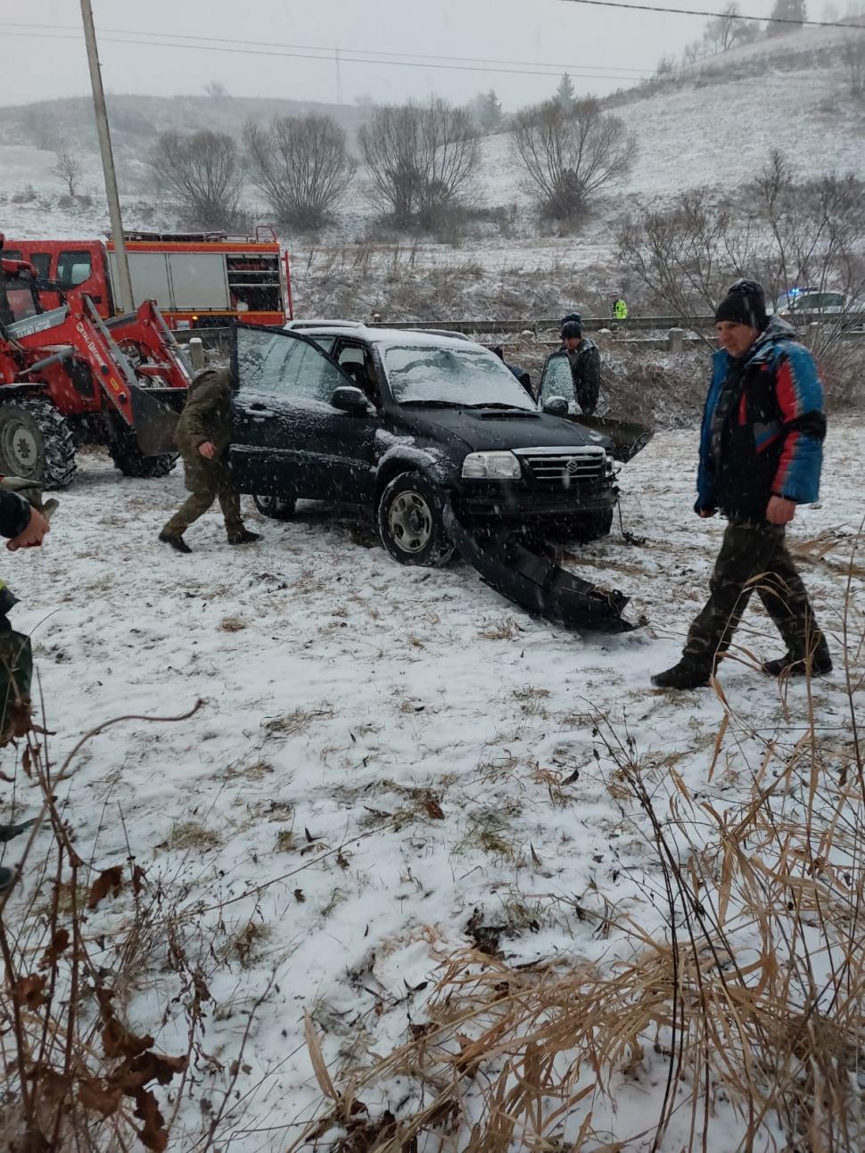 Mamă și fiica de trei ani, salvate din apa înghețată, după ce mașina în care se aflau a derapat în râul Mureș 745924